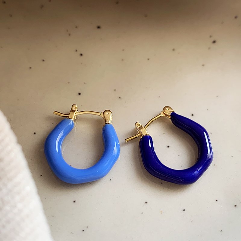 Asymmetric color earrings for women with a light luxury temperament, 2024 new popular high-end earrings, niche and unique earrings