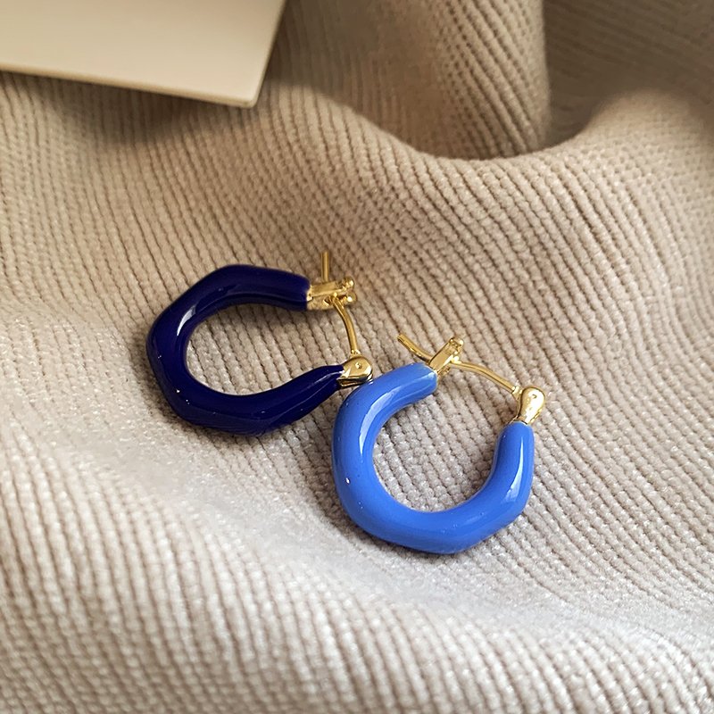 Asymmetric color earrings for women with a light luxury temperament, 2024 new popular high-end earrings, niche and unique earrings