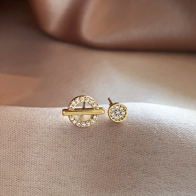 Asymmetric earrings for women in 2024, popular new style. Ear bone studs to nourish ear holes, high-end and elegant. Earrings and earrings with a grand atmosphere