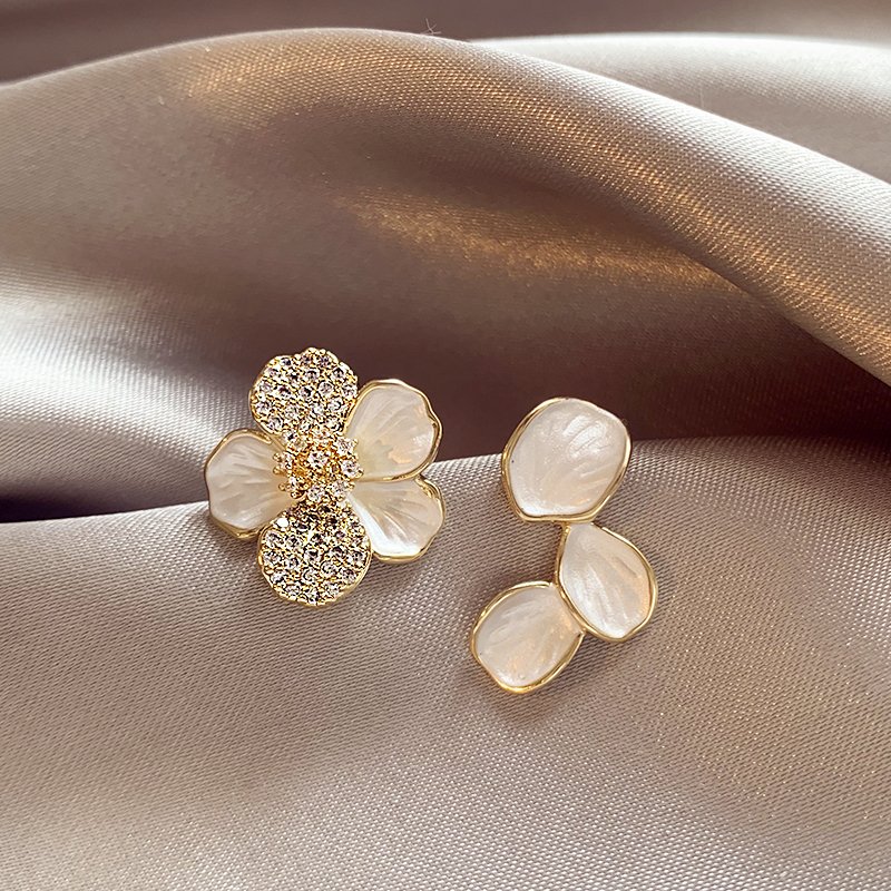 Asymmetric flower earrings for female niche, light luxury temperament earrings 2024 new popular high-end unique ear accessories