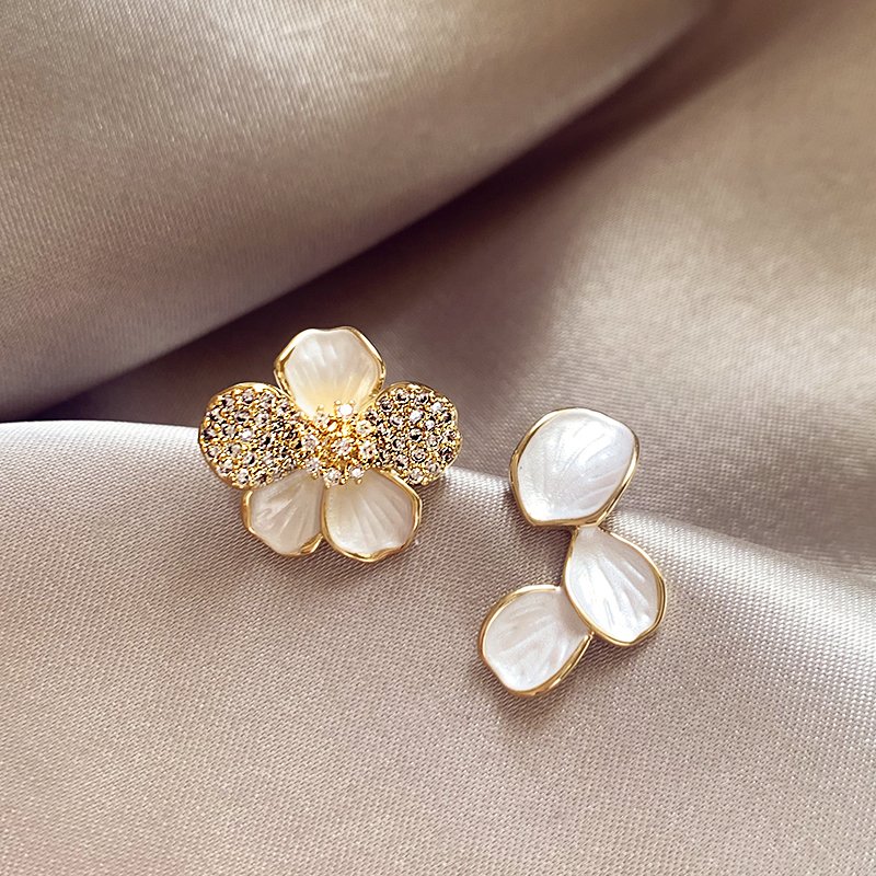 Asymmetric flower earrings for female niche, light luxury temperament earrings 2024 new popular high-end unique ear accessories