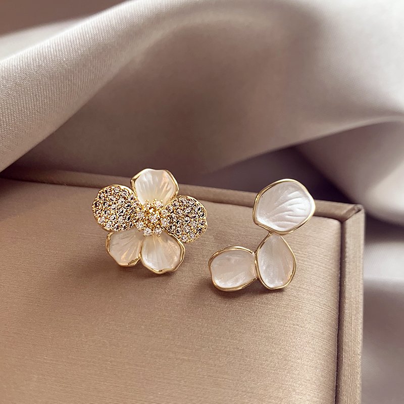 Asymmetric flower earrings for female niche, light luxury temperament earrings 2024 new popular high-end unique ear accessories