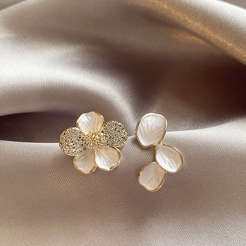 Asymmetric flower earrings for female niche, light luxury temperament earrings 2024 new popular high-end unique ear accessories