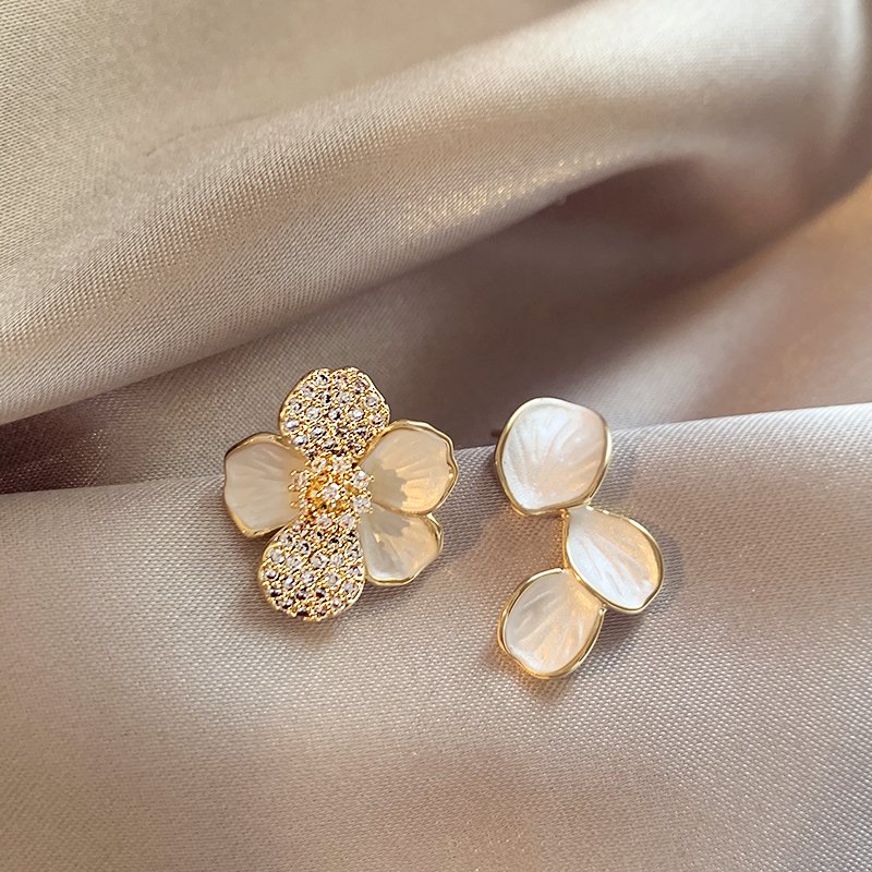 Asymmetric flower earrings for female niche, light luxury temperament earrings 2024 new popular high-end unique ear accessories