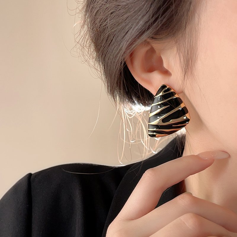 Black gold zebra print retro earrings for women, luxurious and high-end, exaggerated large earrings, 2024 new popular unique earrings