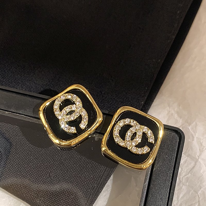 Black retro square letter small fragrant style earrings for women, light luxury and high-end feeling earrings, 2024 new popular item