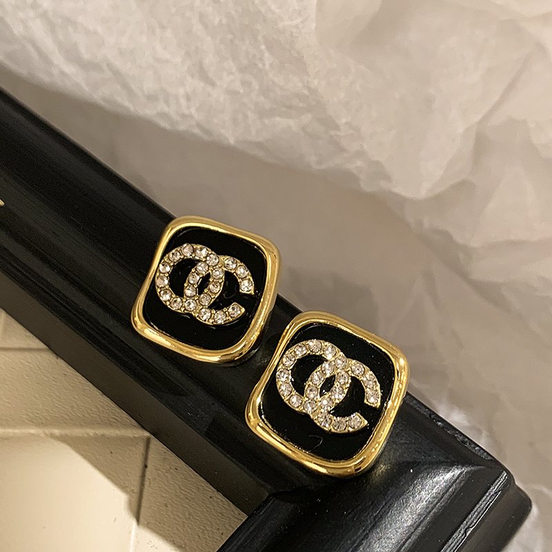 Black retro square letter small fragrant style earrings for women, light luxury and high-end feeling earrings, 2024 new popular item