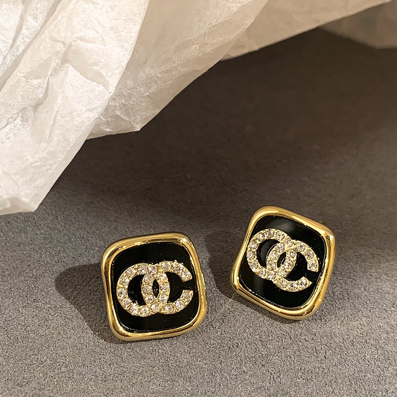 Black retro square letter small fragrant style earrings for women, light luxury and high-end feeling earrings, 2024 new popular item