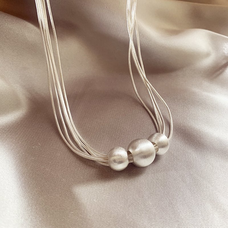 Brushed multi-layer pearl necklace for women, light luxury niche collarbone chain, 2024 new popular high-end necklace accessory