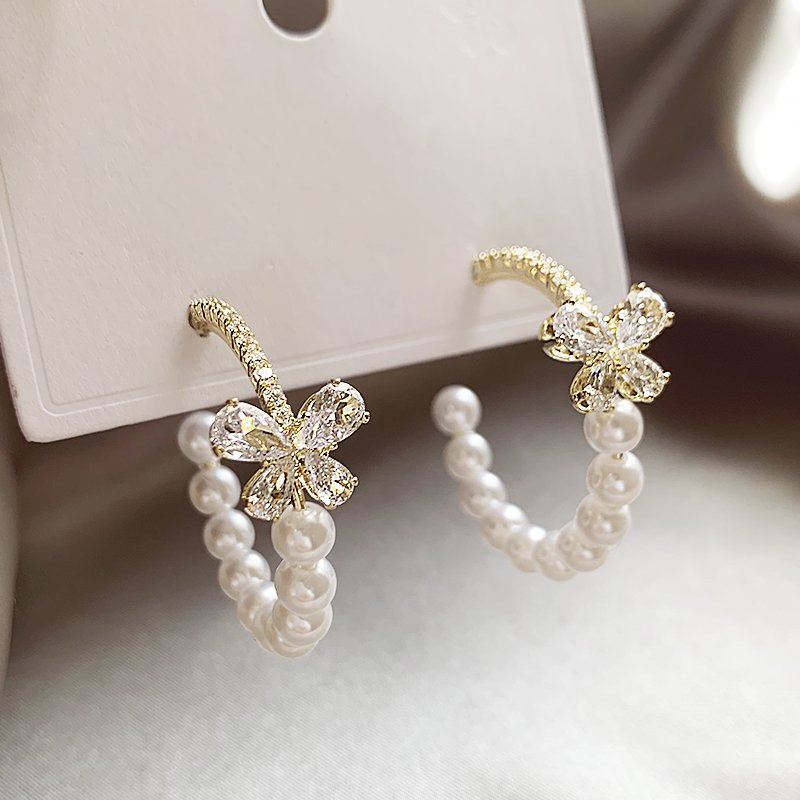 Butterfly pearl earrings for women with a light luxury and high-end feel, circle earrings, 2024 new popular style, temperament earrings, niche earrings