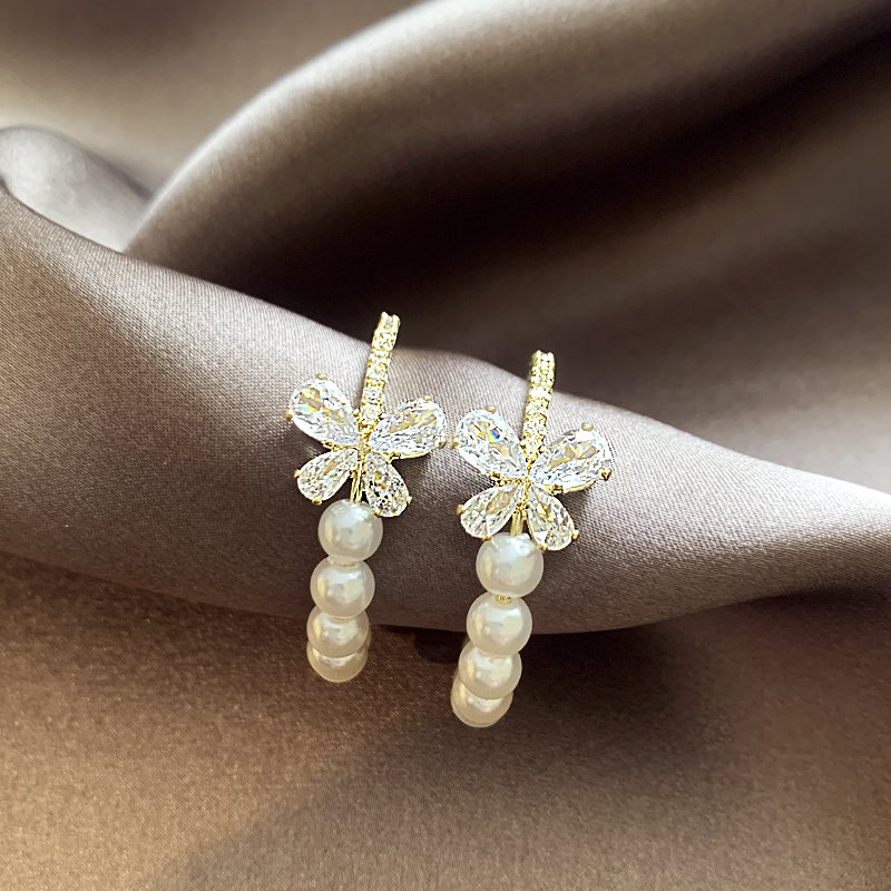 Butterfly pearl earrings for women with a light luxury and high-end feel, circle earrings, 2024 new popular style, temperament earrings, niche earrings