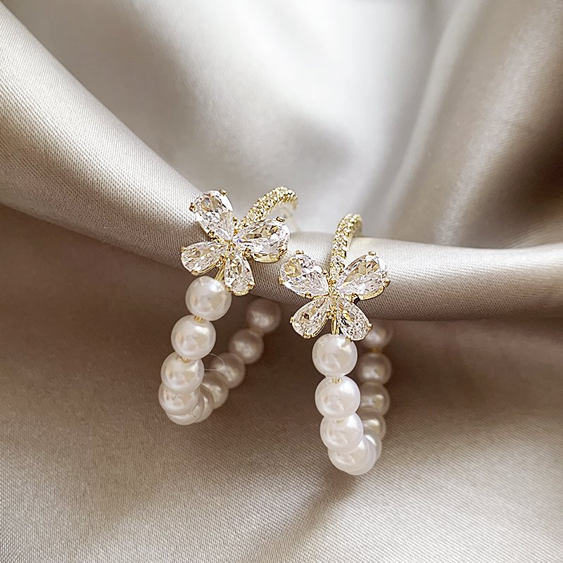 Butterfly pearl earrings for women with a light luxury and high-end feel, circle earrings, 2024 new popular style, temperament earrings, niche earrings