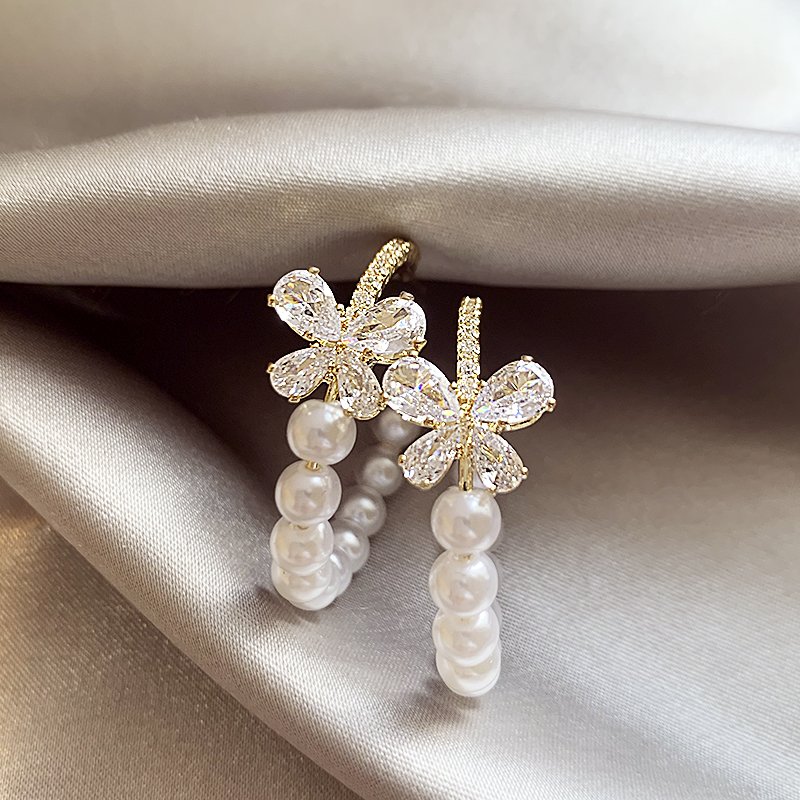 Butterfly pearl earrings for women with a light luxury and high-end feel, circle earrings, 2024 new popular style, temperament earrings, niche earrings