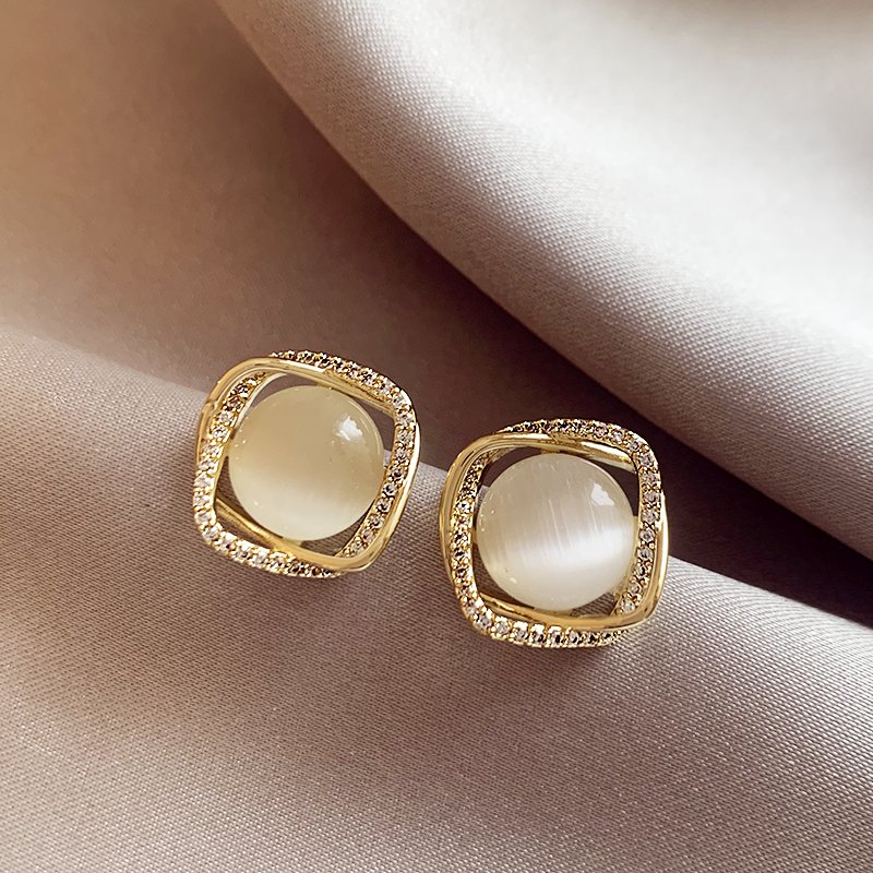 Cat's Eye Stone Earrings for Women, Light Luxury, High End, Small Personality Earrings 2024 New Explosive Unique Earrings