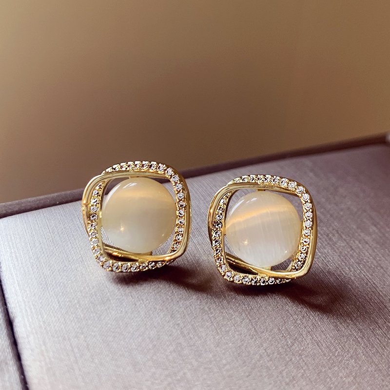 Cat's Eye Stone Earrings for Women, Light Luxury, High End, Small Personality Earrings 2024 New Explosive Unique Earrings