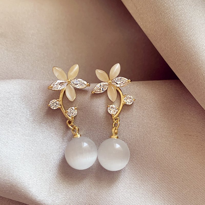 Cat's Eye Stone Flower Earrings for Women 2024 New Popular Style High end Fashion Earnail Temperament Light Luxury Unique Earaccessory