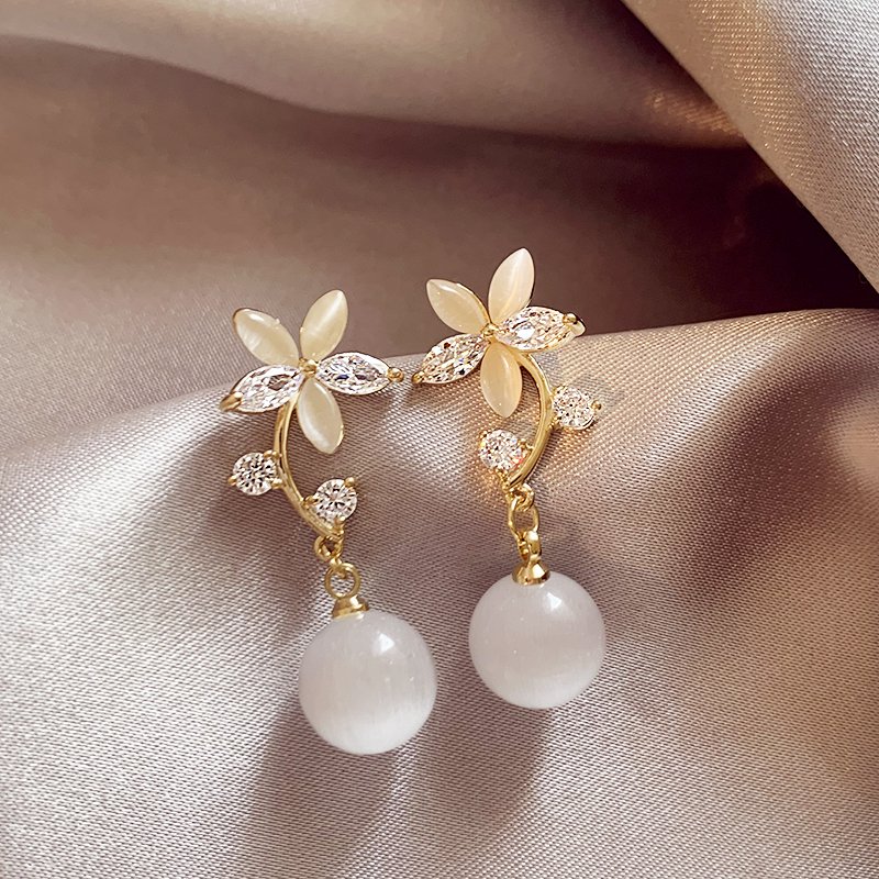 Cat's Eye Stone Flower Earrings for Women 2024 New Popular Style High end Fashion Earnail Temperament Light Luxury Unique Earaccessory