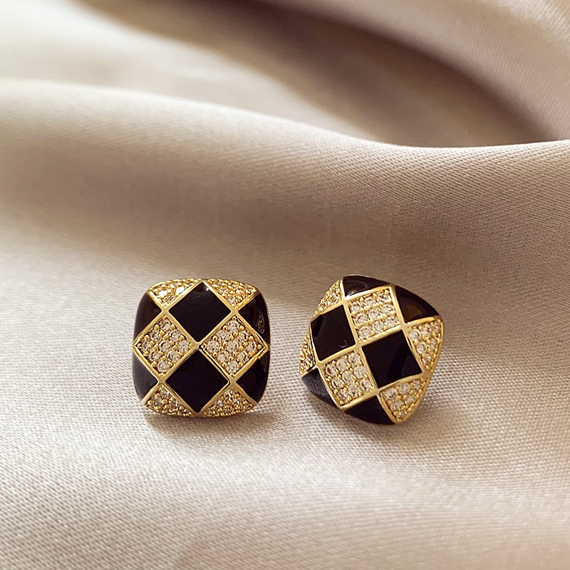 Chessboard pattern earrings for women with a light luxury temperament and a high-end feel. 2024 new popular and niche unique earrings