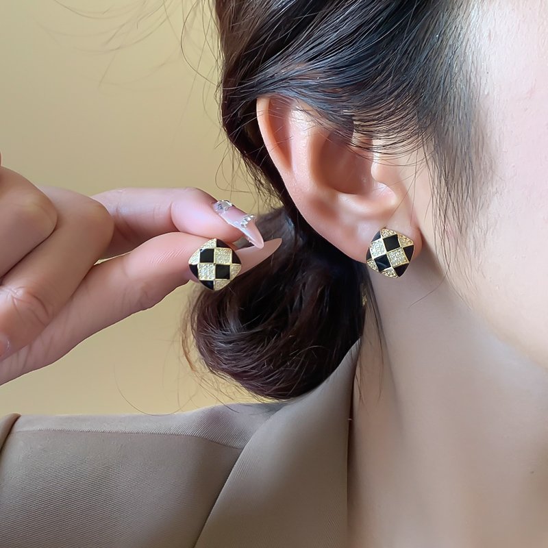 Chessboard pattern earrings for women with a light luxury temperament and a high-end feel. 2024 new popular and niche unique earrings