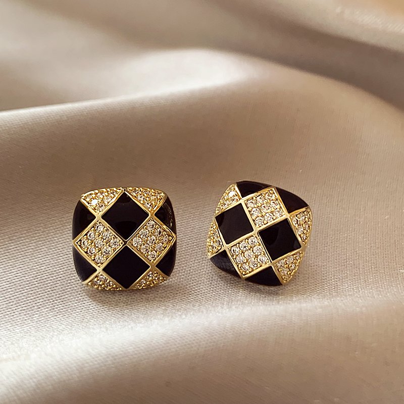 Chessboard pattern earrings for women with a light luxury temperament and a high-end feel. 2024 new popular and niche unique earrings