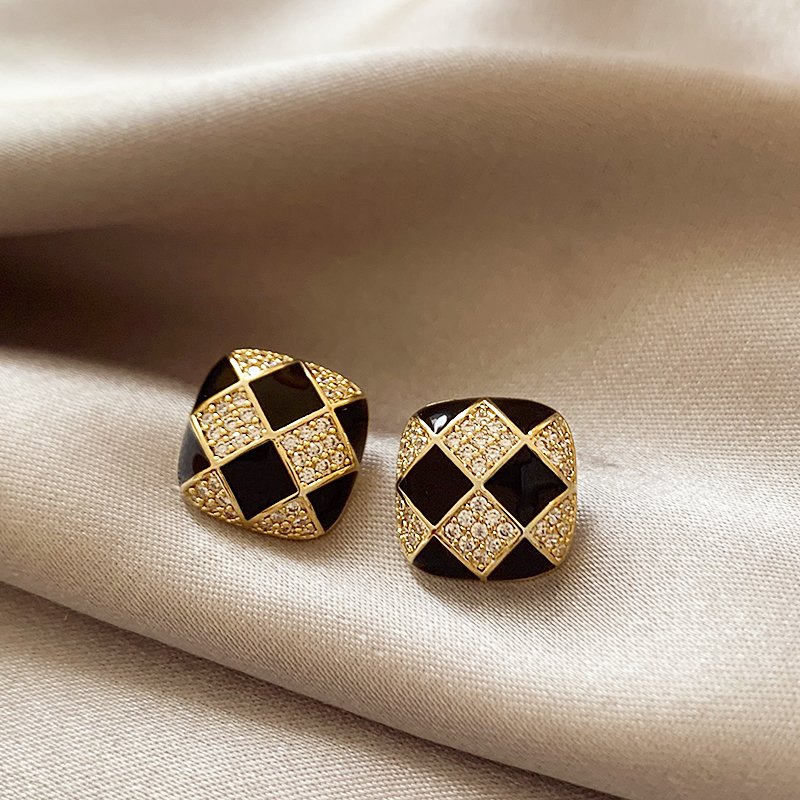 Chessboard pattern earrings for women with a light luxury temperament and a high-end feel. 2024 new popular and niche unique earrings