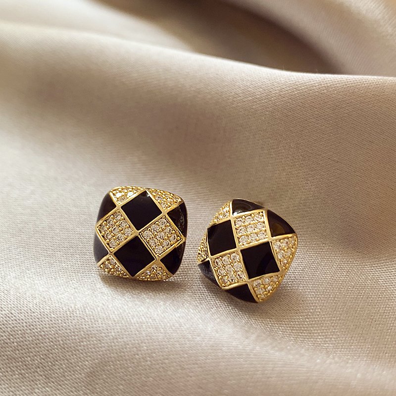 Chessboard pattern earrings for women with a light luxury temperament and a high-end feel. 2024 new popular and niche unique earrings