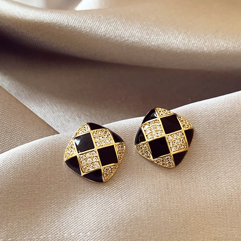 Chessboard pattern earrings for women with a light luxury temperament and a high-end feel. 2024 new popular and niche unique earrings