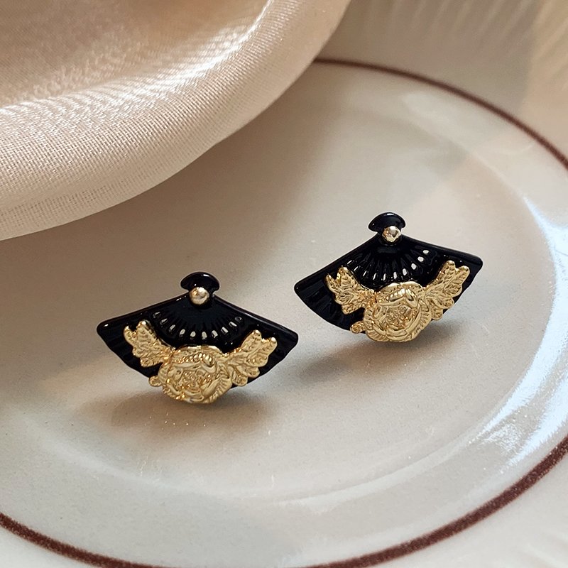 Chinese style retro fan-shaped earrings, women's new Chinese style earrings, 2024 new explosive style, light luxury, high-end, elegant and atmospheric earrings