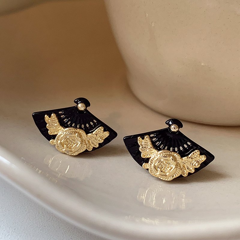 Chinese style retro fan-shaped earrings, women's new Chinese style earrings, 2024 new explosive style, light luxury, high-end, elegant and atmospheric earrings