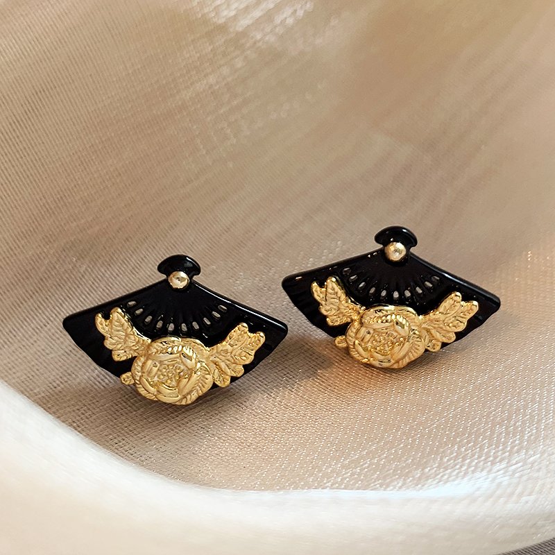 Chinese style retro fan-shaped earrings, women's new Chinese style earrings, 2024 new explosive style, light luxury, high-end, elegant and atmospheric earrings