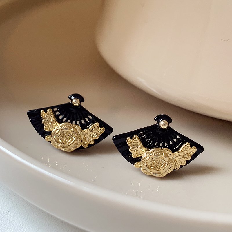 Chinese style retro fan-shaped earrings, women's new Chinese style earrings, 2024 new explosive style, light luxury, high-end, elegant and atmospheric earrings