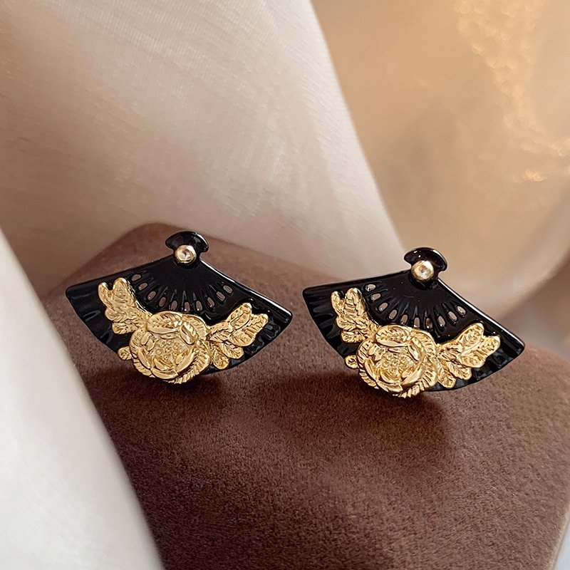 Chinese style retro fan-shaped earrings, women's new Chinese style earrings, 2024 new explosive style, light luxury, high-end, elegant and atmospheric earrings