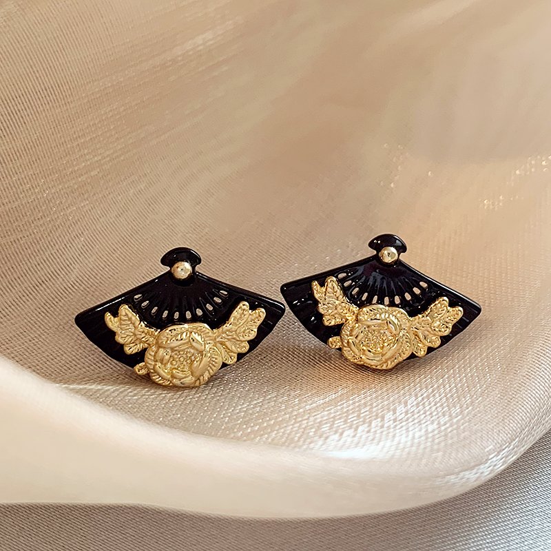 Chinese style retro fan-shaped earrings, women's new Chinese style earrings, 2024 new explosive style, light luxury, high-end, elegant and atmospheric earrings