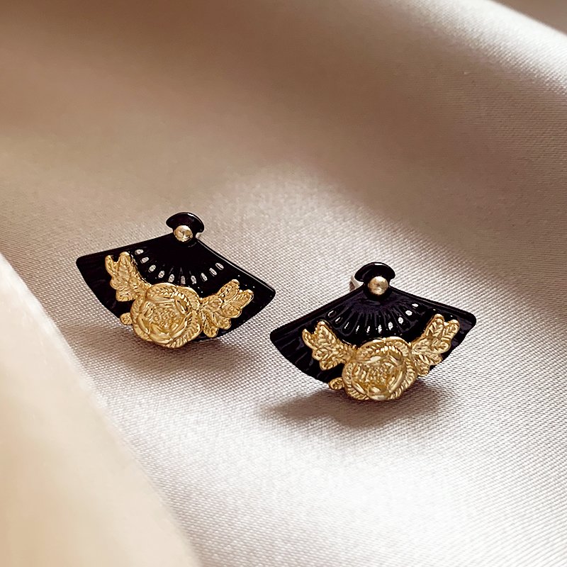 Chinese style retro fan-shaped earrings, women's new Chinese style earrings, 2024 new explosive style, light luxury, high-end, elegant and atmospheric earrings