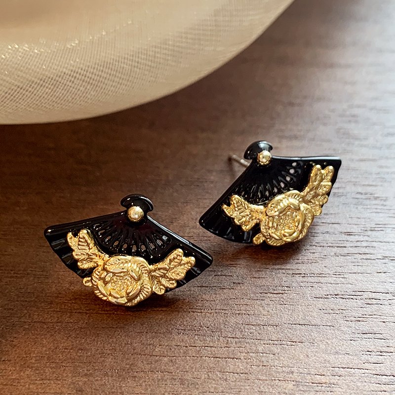 Chinese style retro fan-shaped earrings, women's new Chinese style earrings, 2024 new explosive style, light luxury, high-end, elegant and atmospheric earrings