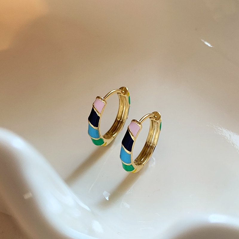 Colored enamel circle earrings for women with a light luxury and high-end feel. 2024 new popular item, niche and unique ear buckle