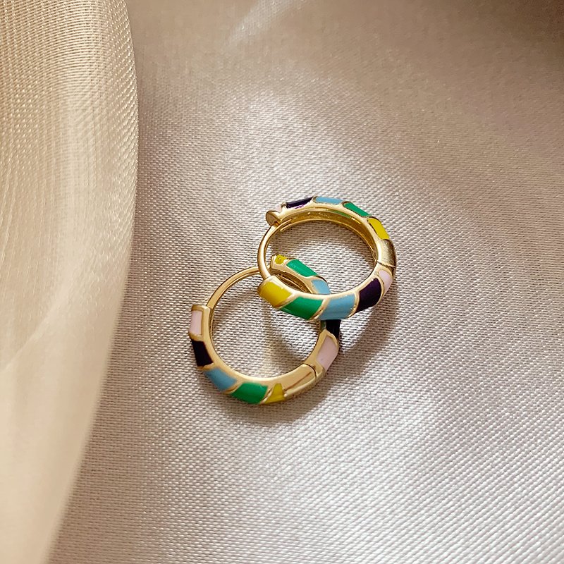 Colored enamel circle earrings for women with a light luxury and high-end feel. 2024 new popular item, niche and unique ear buckle