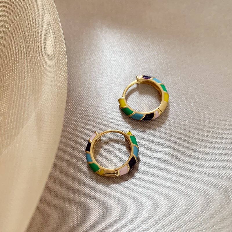 Colored enamel circle earrings for women with a light luxury and high-end feel. 2024 new popular item, niche and unique ear buckle