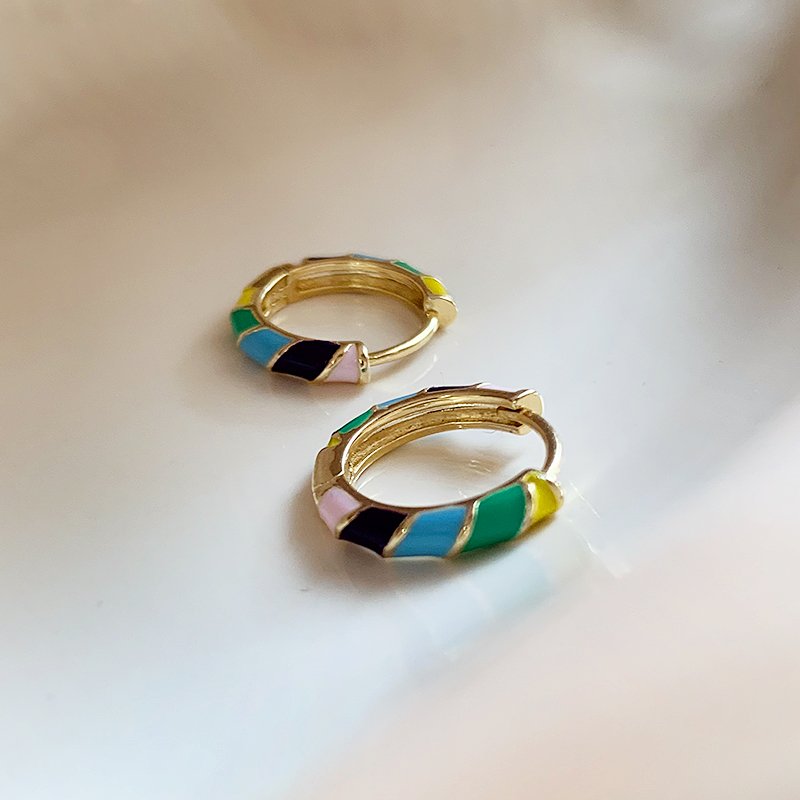 Colored enamel circle earrings for women with a light luxury and high-end feel. 2024 new popular item, niche and unique ear buckle