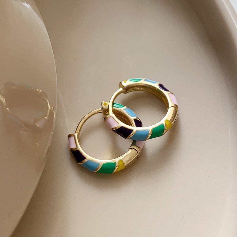 Colored enamel circle earrings for women with a light luxury and high-end feel. 2024 new popular item, niche and unique ear buckle