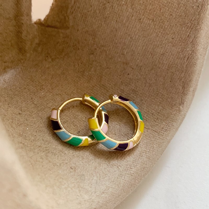 Colored enamel circle earrings for women with a light luxury and high-end feel. 2024 new popular item, niche and unique ear buckle