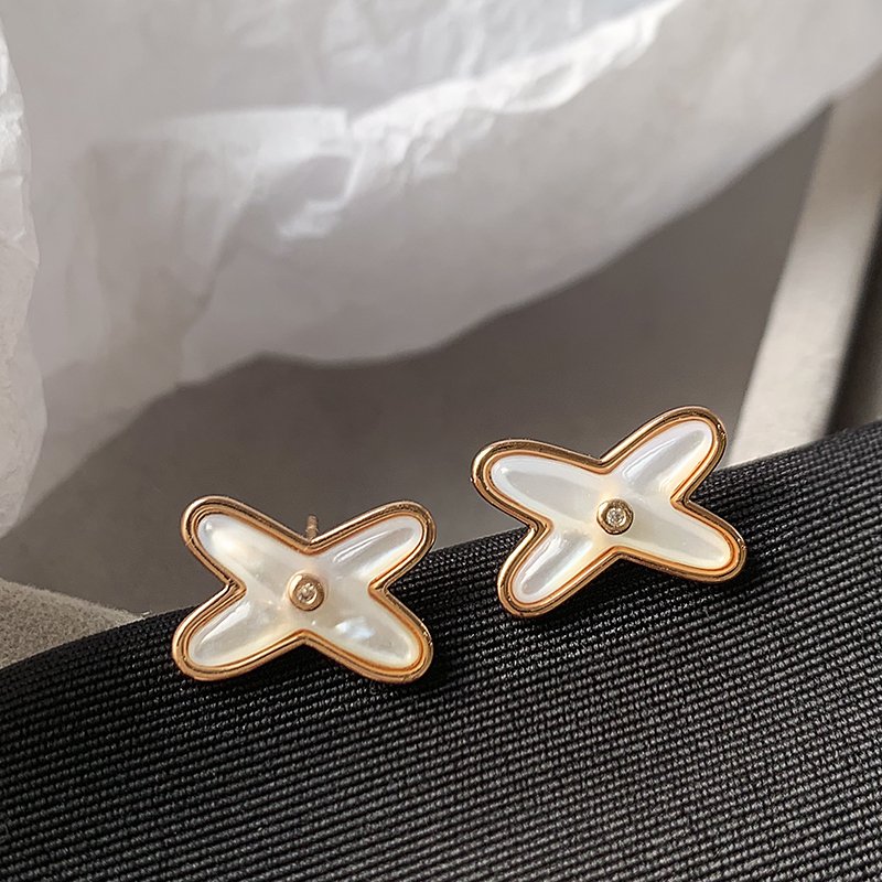 Cross shaped shell earrings for female niche design, light luxury and high-end earrings, 2024 new popular ear accessories