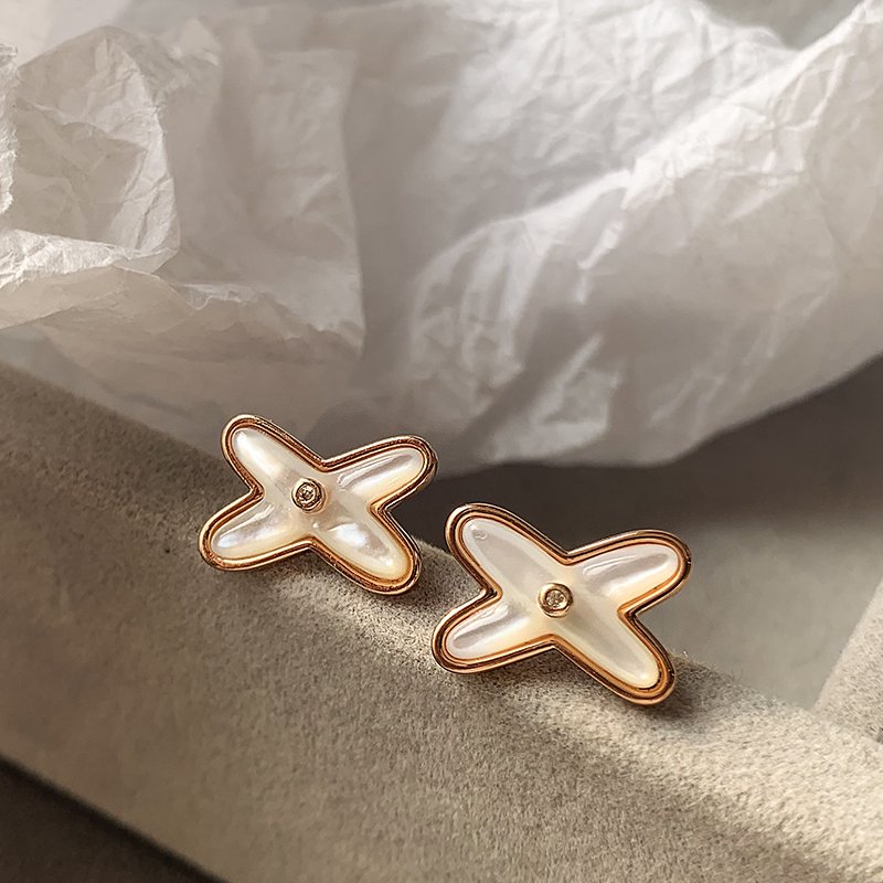 Cross shaped shell earrings for female niche design, light luxury and high-end earrings, 2024 new popular ear accessories