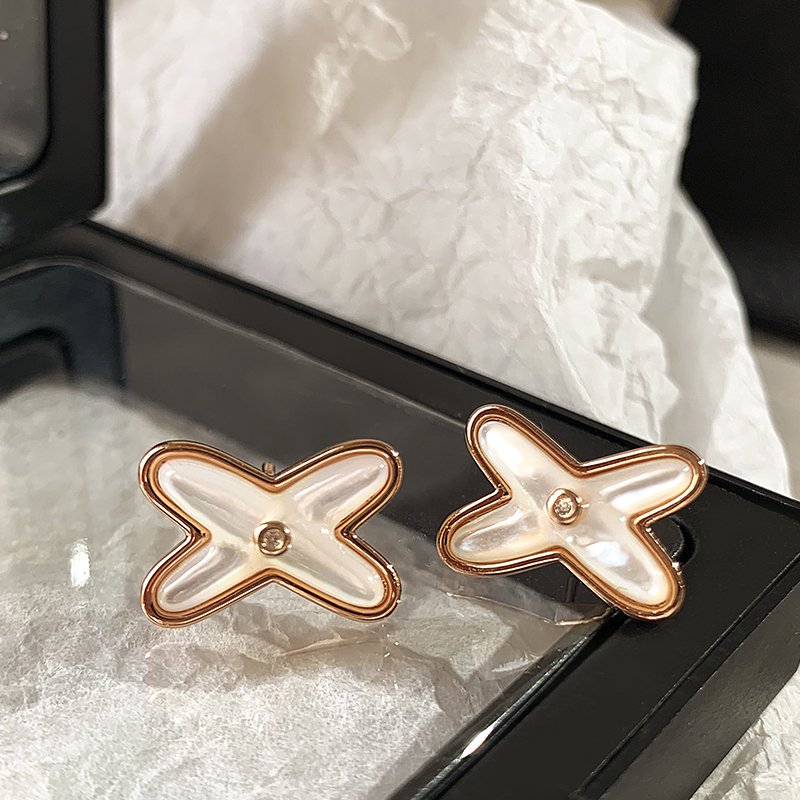 Cross shaped shell earrings for female niche design, light luxury and high-end earrings, 2024 new popular ear accessories