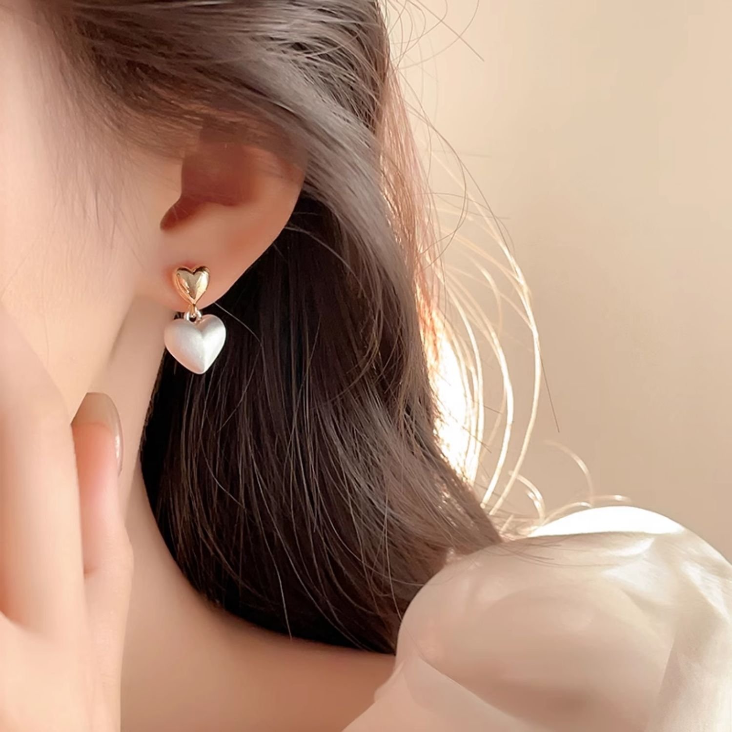 Double heart earrings for women with a high-end and elegant temperament, 2024 new popular style, atmospheric earrings, niche and unique earrings