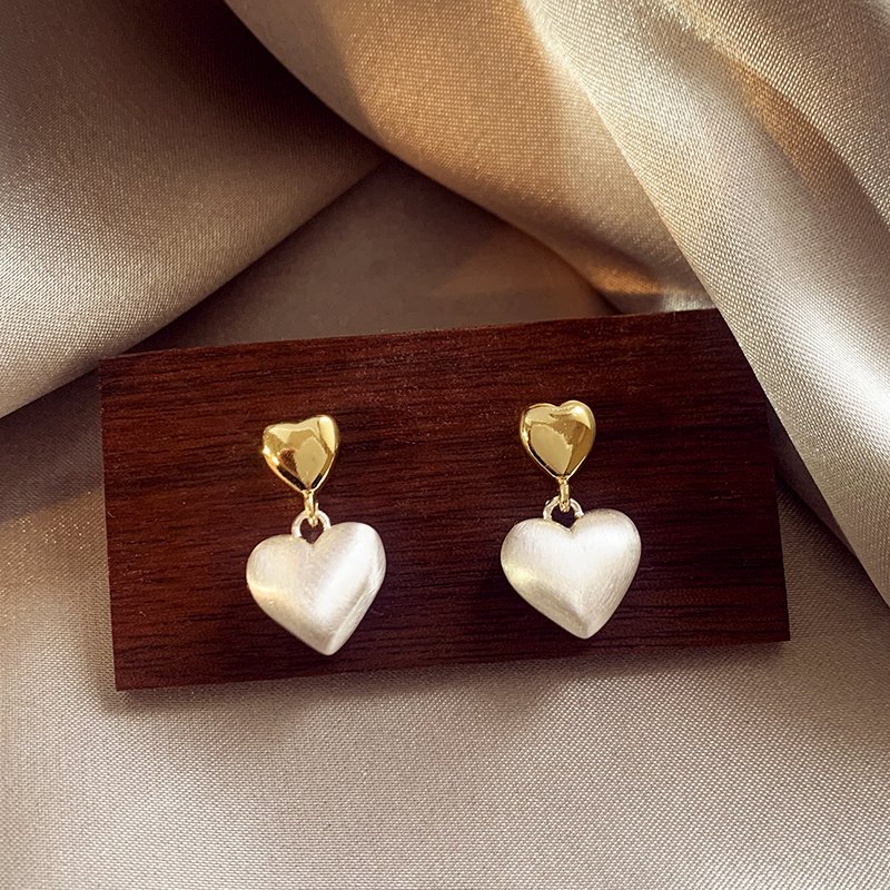 Double heart earrings for women with a high-end and elegant temperament, 2024 new popular style, atmospheric earrings, niche and unique earrings