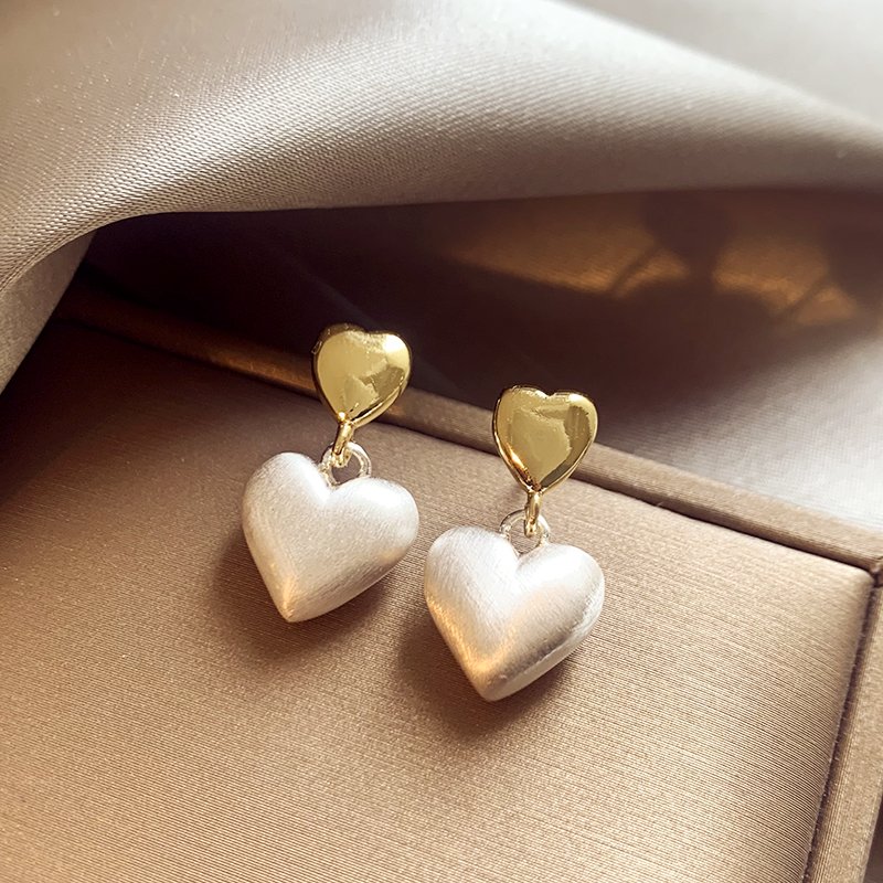 Double heart earrings for women with a high-end and elegant temperament, 2024 new popular style, atmospheric earrings, niche and unique earrings