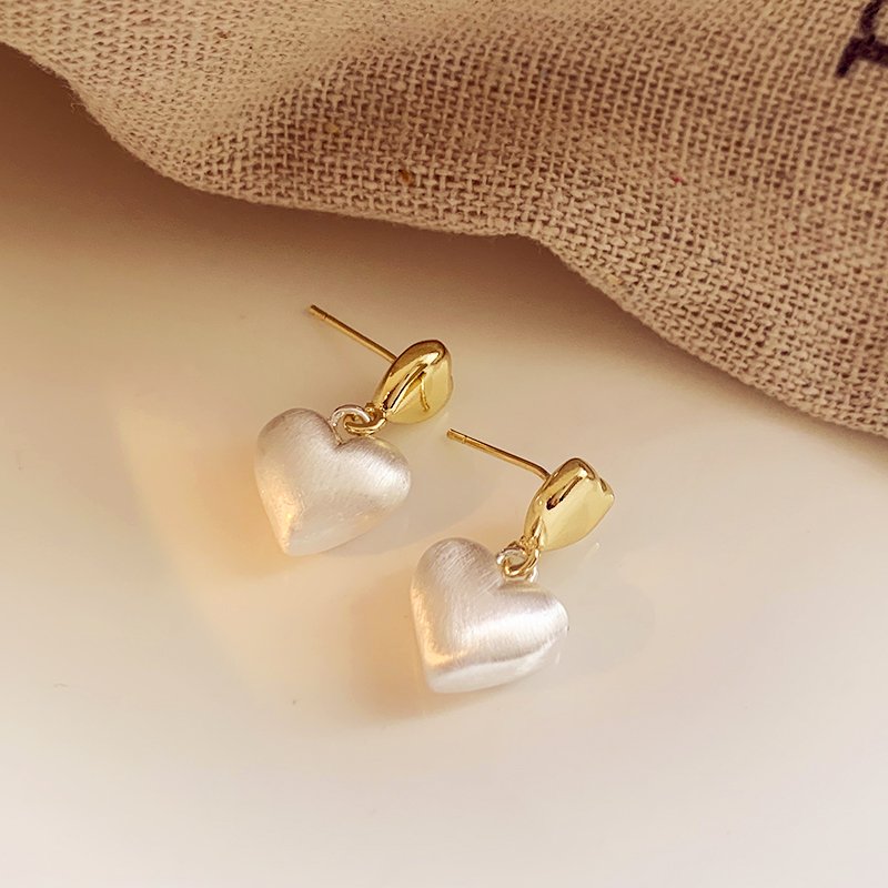 Double heart earrings for women with a high-end and elegant temperament, 2024 new popular style, atmospheric earrings, niche and unique earrings