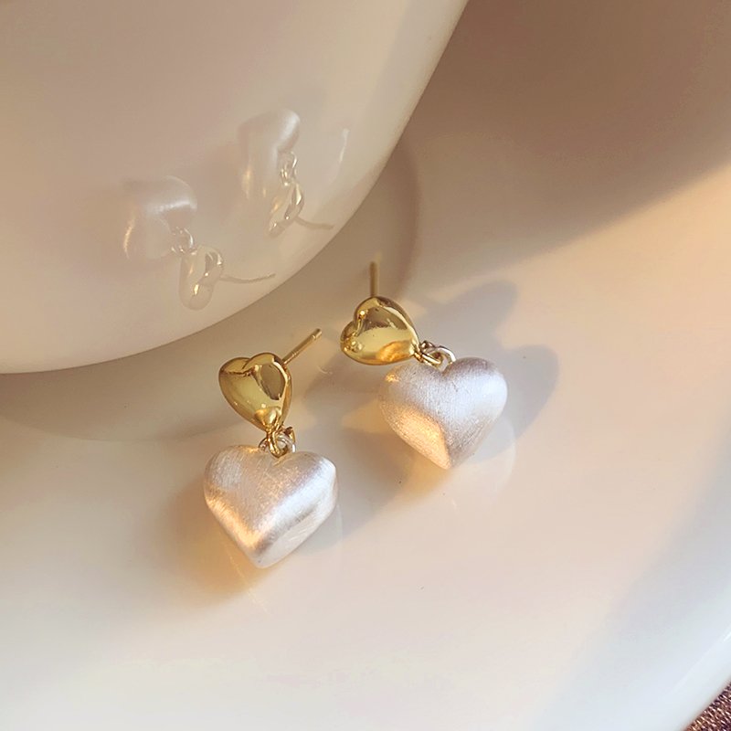 Double heart earrings for women with a high-end and elegant temperament, 2024 new popular style, atmospheric earrings, niche and unique earrings