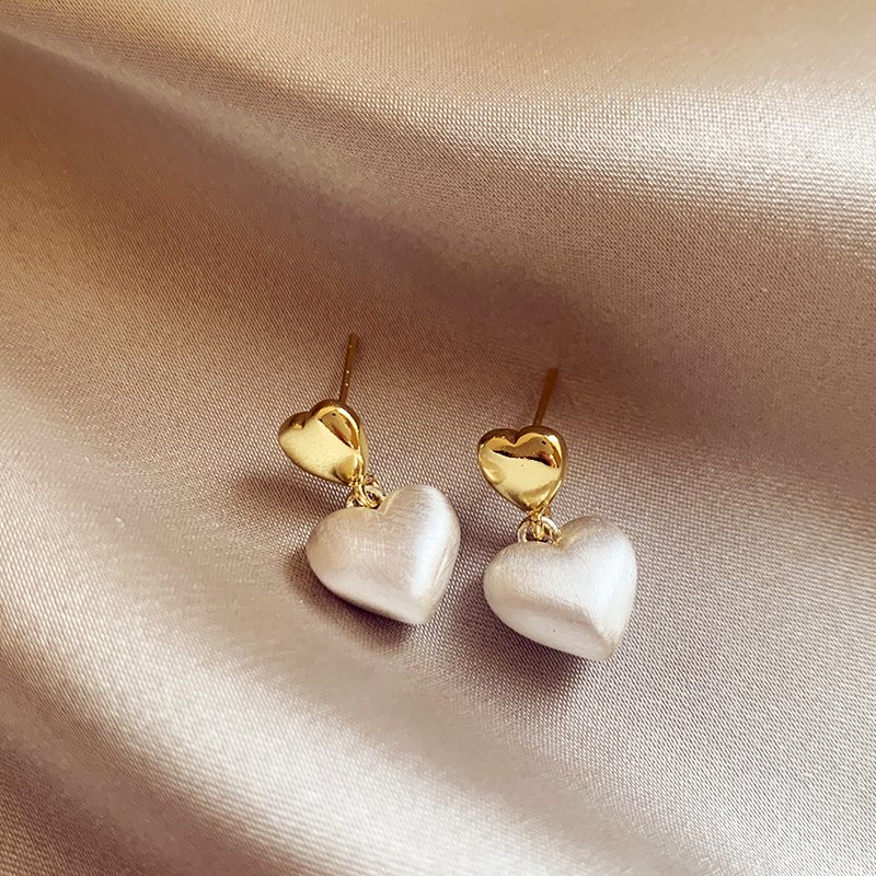 Double heart earrings for women with a high-end and elegant temperament, 2024 new popular style, atmospheric earrings, niche and unique earrings